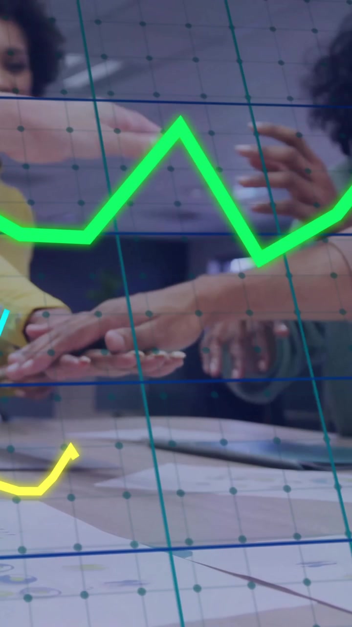 Animazione dell'elaborazione dei dati finanziari su diversi uomini d'affari in ufficio
