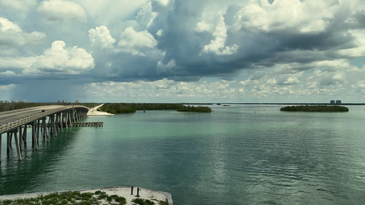 플로리다 보니타 스프링스 근처의 구름이 가득한 하늘