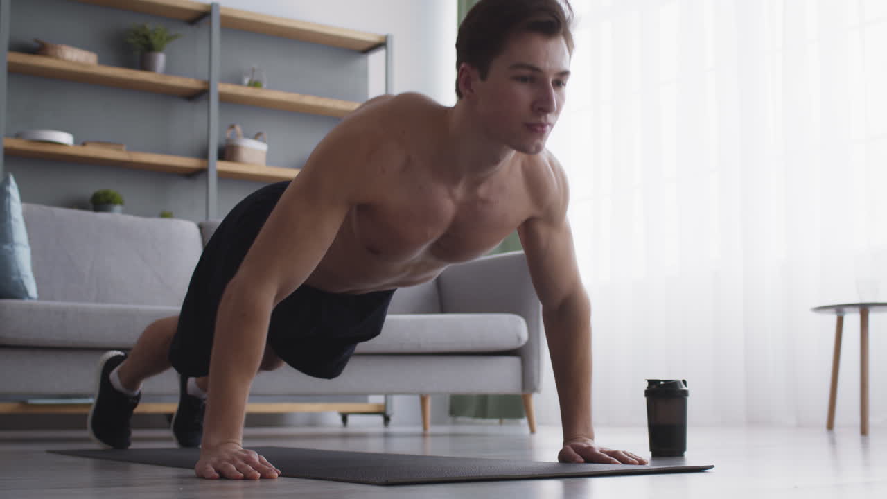 hombre haciendo flexiones en casa