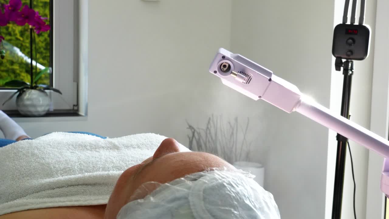 얼굴에 물을 뿌리는 수분 피부 트리트먼트