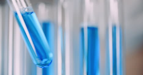 trabajando en científico de laboratorio usando pipeta en el laboratorio 2