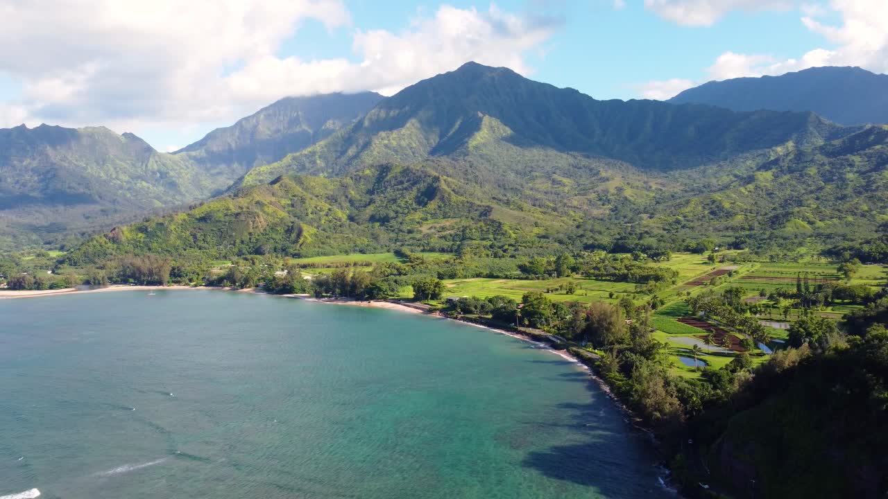 impresionante foto panorámica aérea de la bahía de hanalei y el valle de hanalei y las montañas verdes con el río hanalei cerca de princeville, kauai, hawai