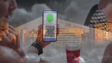 animación de una mujer con un teléfono inteligente con pasaporte de vacunación contra la covid-19 sobre el paisaje urbano