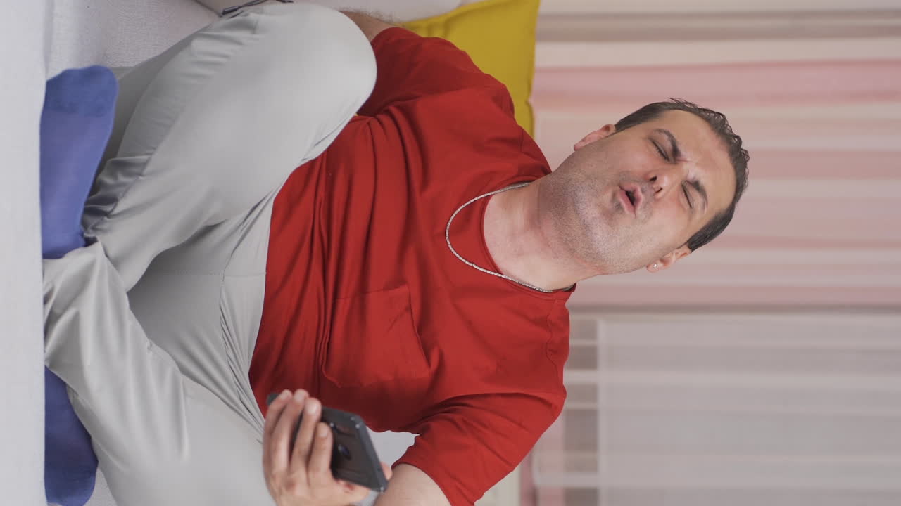 video vertical de un hombre con dolor de espalda baja con hernia.