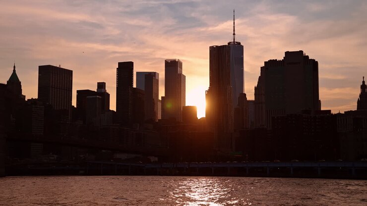 New York, USA, 5 maggio 2025: Silhouette dello skyline di Lower Manhattan al tramonto sul fiume. Grattacieli in silhouette di Lower Manhattan, incluso il One World Trade Center, durante il tramonto all'ora d'oro.