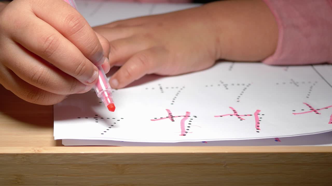 숫자를 쓰는 연습을 하는 아이