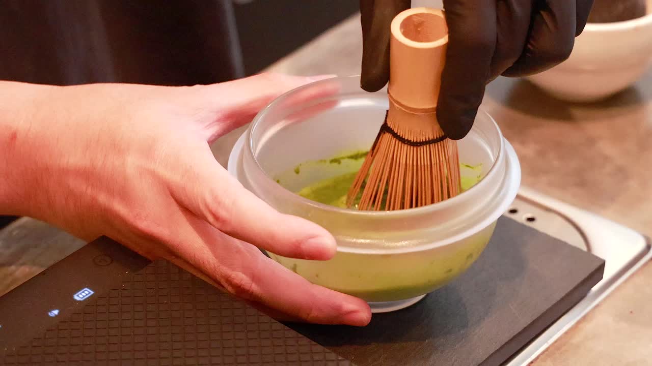 preparación de té matcha con la técnica tradicional de batido