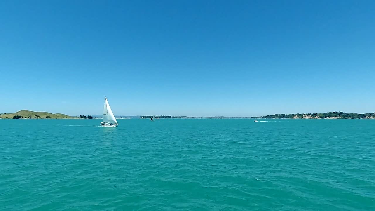 barco de vela pasando pacíficamente a través de la escena