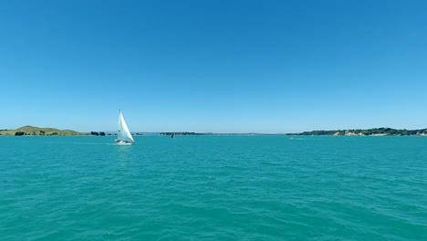 Segelboot,-Das-Friedlich-Durch-Die-Szene-Fährt