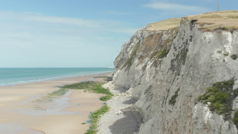 Möwe-Fliegt-Durch-Weiße-Klippe,-Cap-Blanc-Nez,-Frankreich-Luftbild-Nach-Vorne-Mit-Blauem-Himmel