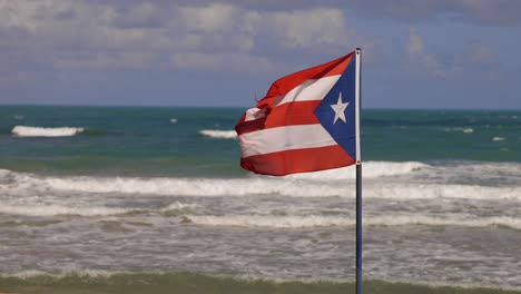 Bandera-De-Puerto-Rico-En-La-Playa-Destino-De-Viaje-Refugio-Exento-De-Impuestos-Economía-Territorio-Estadounidense,-Impuestos-Corporativos