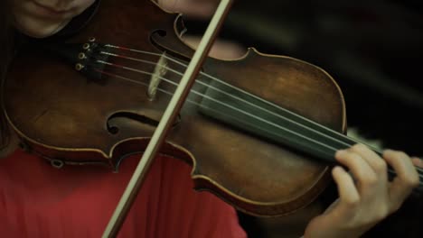 tocando el violín