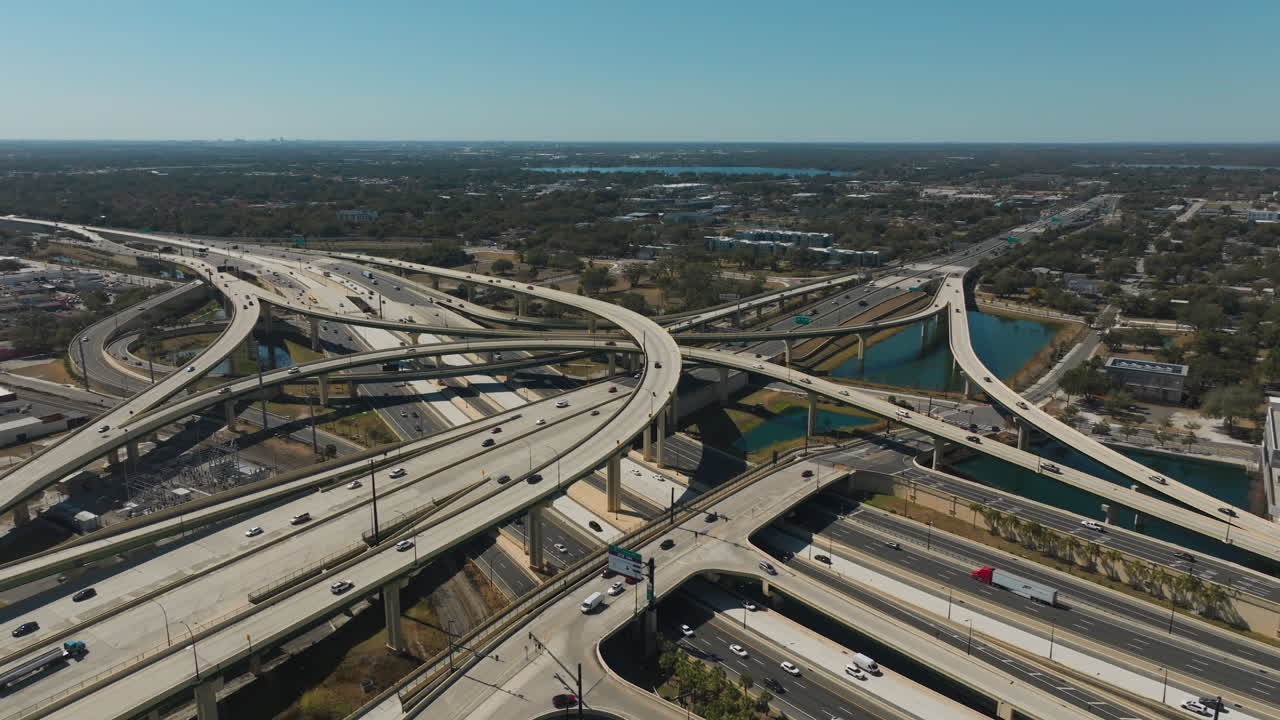 Pemandangan drone dari udara di atas jalan tol 408 dan simpang susun I-4 di pusat kota Orlando, Florida.