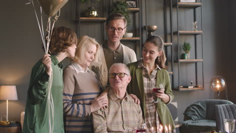 anciano celebrando su cumpleaños con su familia en casa