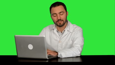 discusión del médico masculino con el paciente en una pantalla verde, clave de croma