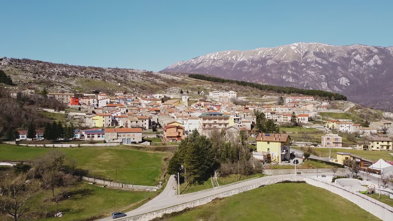 vista panorámica aérea del paisaje de pietraroja, un pueblo italiano en la cima de una colina, en un día soleado