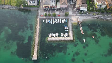 Vista-Aérea-De-Los-Barcos-En-El-Puerto-De-Cisano-En-El-Lago-De-Garda,-Italia