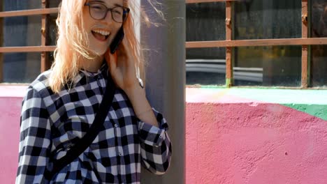 mujer joven hablando por teléfono móvil al aire libre 4k