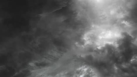 cambios climáticos durante nubes oscuras y gruesas, tormentas eléctricas