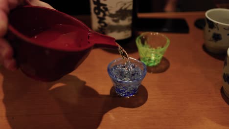 secuencia de verter té de una tetera roja