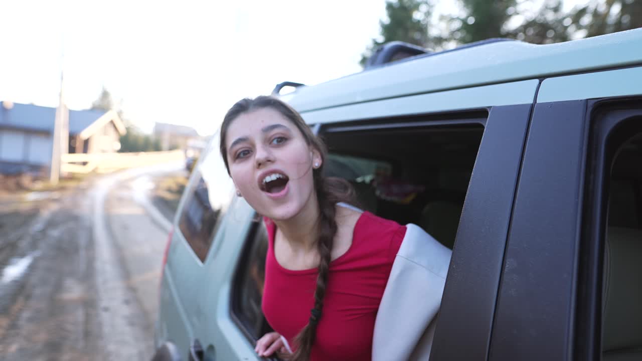 mujer disfrutando de la vista desde la ventana de un coche