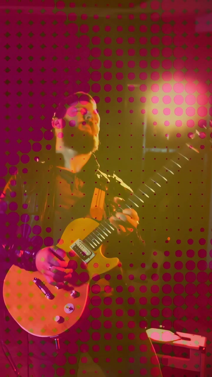 Video verticale: Chitarrista che inizia un riff per la pratica musicale, con una sovrapposizione di punti magenta che corrispondono al suono