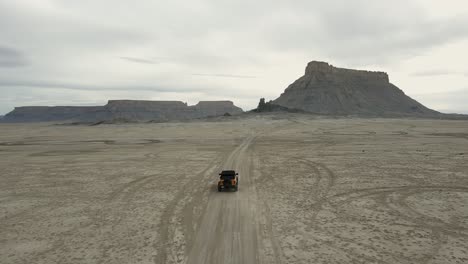 Un-Dron-Persigue-Un-Todoterreno-En-Una-Aventura-Todoterreno-Alimentada-Con-Adrenalina-En-Factory-Butte,-Aéreo