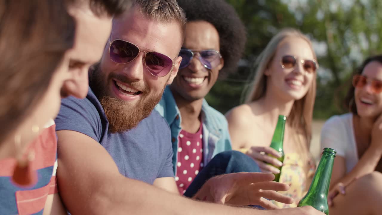 tiempo divertido de un grupo de amigos en la playa/dabrowa gornicza/polonia