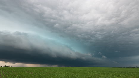 una nube de plataforma se mueve a través de los campos verdes en el medio oeste