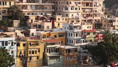 Toma-Panorámica-De-Una-Ciudad-Del-Medio-Oriente-Construida-En-La-Ladera-De-Una-Colina-Al-Atardecer-En-Trípoli,-Norte-Del-Líbano