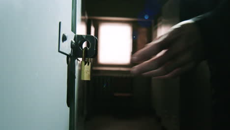 guardia de seguridad femenina con linterna