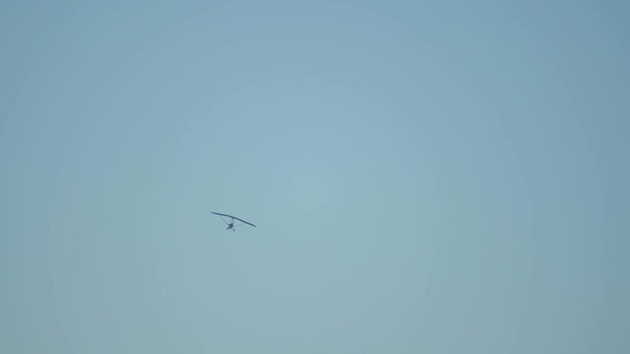 Motordrevet paraglider på den blå himmel.