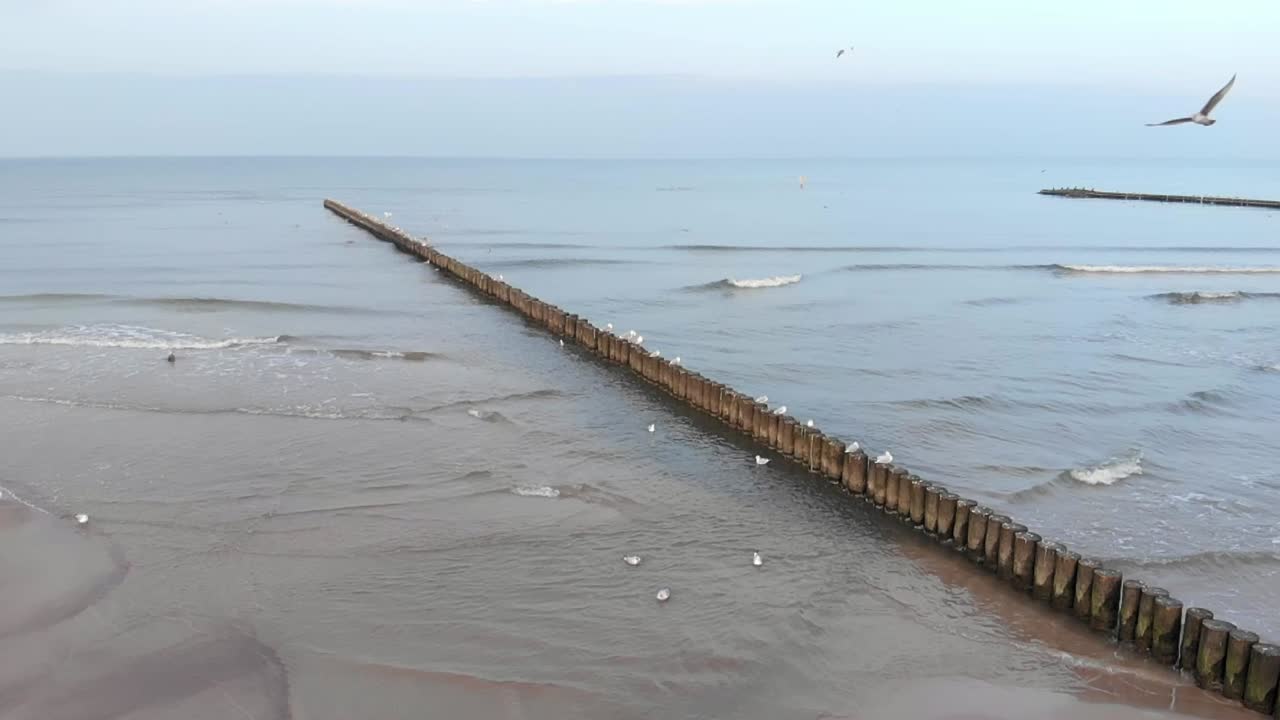 toma aérea de la playa de arena en ustka en invierno