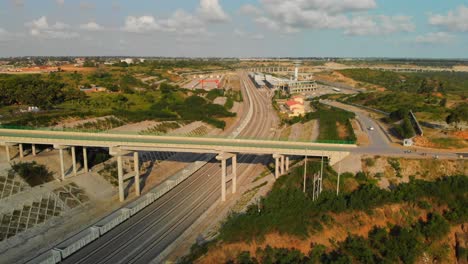 la terminal de tren expreso de madaraka y vías en mombasa, kenia