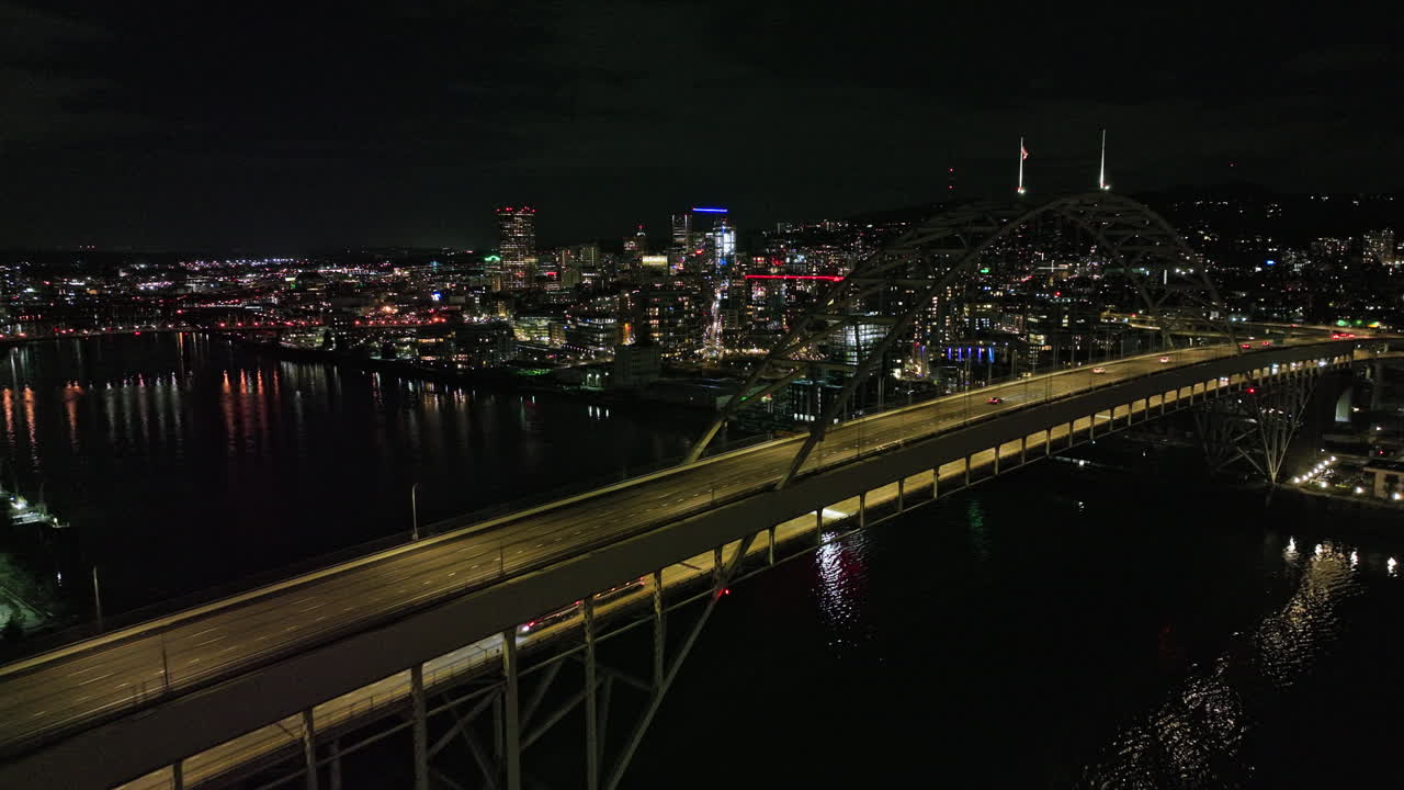 포틀랜드 오레곤 공중 v112 플라이오버 윌라멧 강과 프리몬트 다리는 nw 10번가를 따라 진주 지구를 향해 밤에 활기찬 시내 풍경을 캡처합니다 - mavic 3 cine으로 촬영 - 2022년 8월