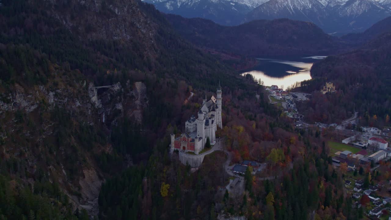 Foglie autunnali circondano il Castello di Neuschwanstein, Alpi Bavaresi, Germania