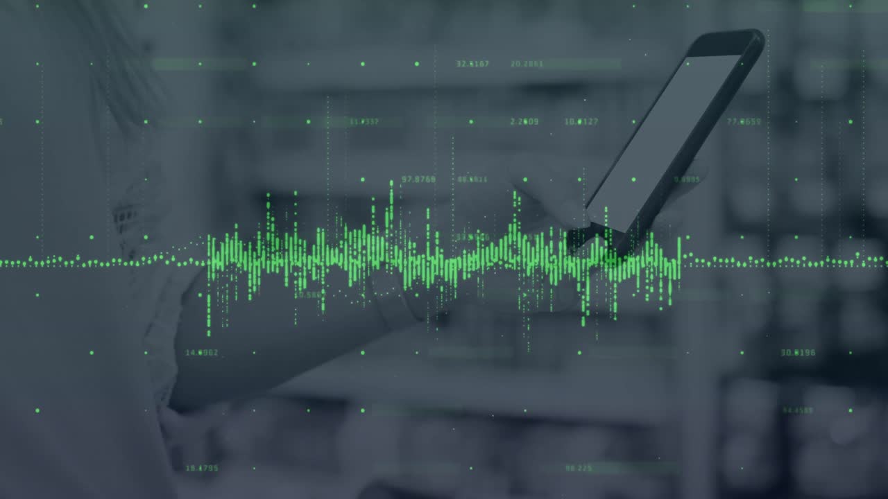 animación de gráfico verde sobre las manos de una mujer caucásica sosteniendo una tableta con espacio de copia