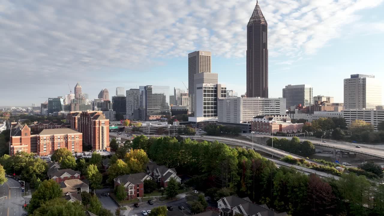 Atlanta, Georgia: zoomata su skyline e autostrada