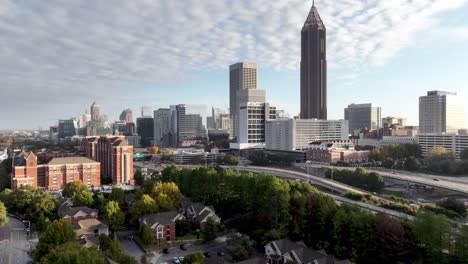 atlanta, georgia, naar de skyline en de snelweg.