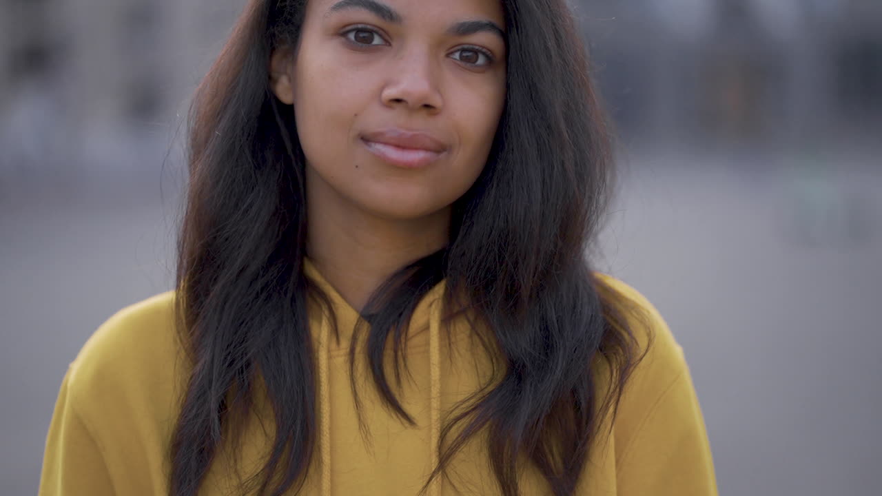 retrato de una joven mujer negra bonita sonriendo al aire libre con espacio para copiar