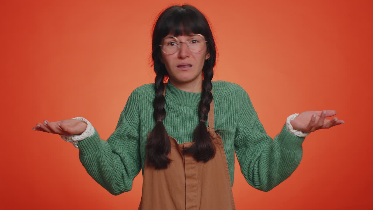 여성은 분노한 표정으로 손을 들어 왜 실패한 이유를 묻습니다. 불신을 보여줍니다.