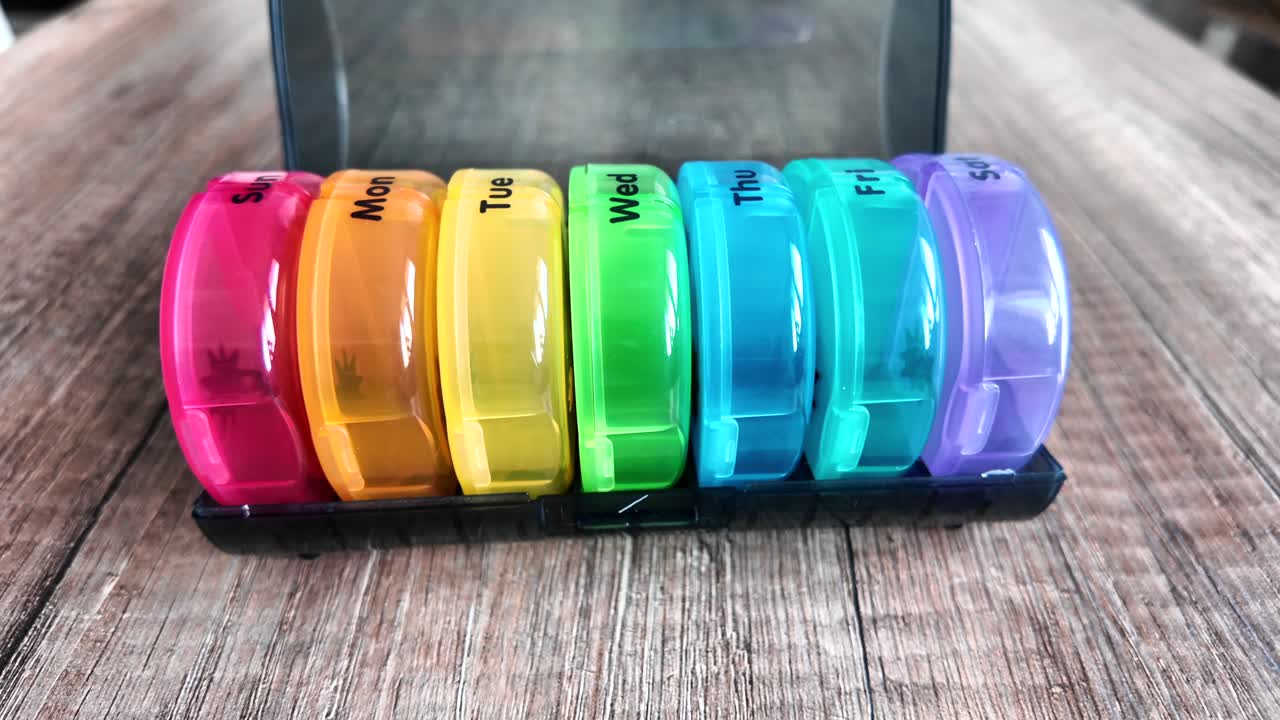 caja de plástico colorida para consumir pastillas todos los días