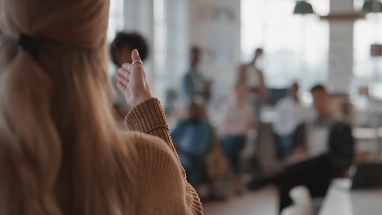 비즈니스 팀 리더인 여성이 사무실에서 동료들에게 브리핑을 하고 회의에서 프로젝트를 논의하고 다양한 팀과 아이디어를 공유하고 직장에서 팀워크 교육을 즐기고 있습니다.