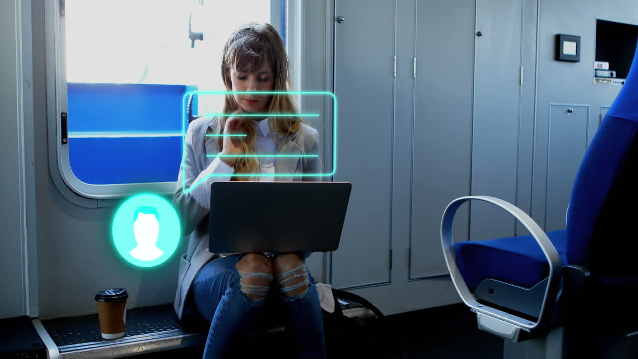 animación de una caja de mensajes sobre una mujer caucásica trabajando en una computadora portátil y bebiendo café en el tren