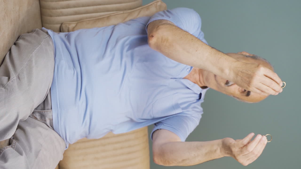 반지를 들고 있는  ⁇ 은이의 수직 비디오가 흥분하고 있습니다. 결혼 제안.