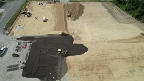 Una-Vista-Aérea-De-Un-Grupo-De-Excavadoras-Trabajando-En-Un-Sitio-De-Construcción