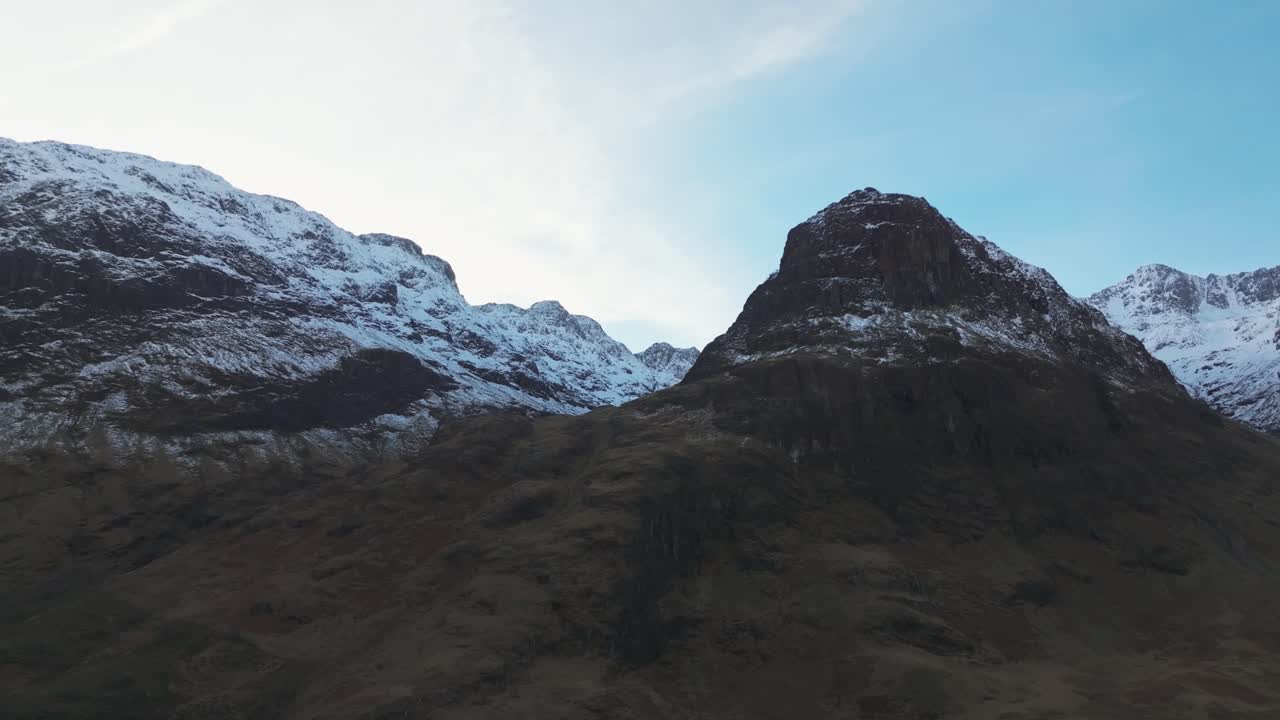 tomada aérea de las tres hermanas nevadas de glencoe durante el invierno
