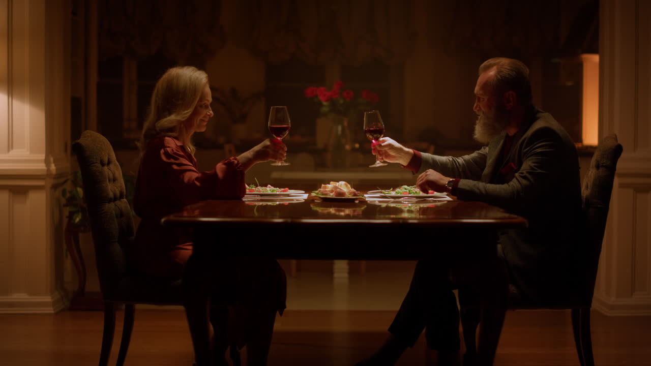 ⁇ 은 부부 가 집 에서  ⁇ 만적 인 저녁 식사 에서 잔 을 틀고 있는 사랑