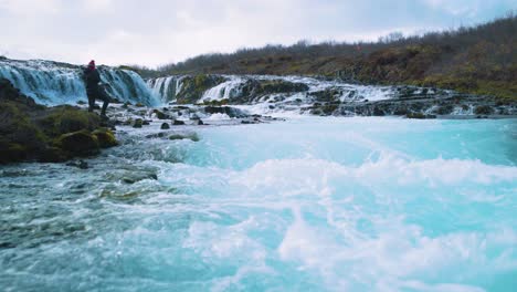 Fotógrafo-En-La-Cascada-De-Midfoss,-Islandia-Durante-La-Primavera