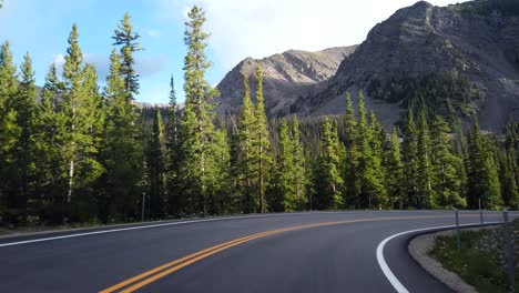 Imágenes-Pov-De-Conducción-En-Las-Montañas-Rocosas-De-Colorado